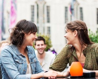 Comment draguer une fille en terrasse de café ?