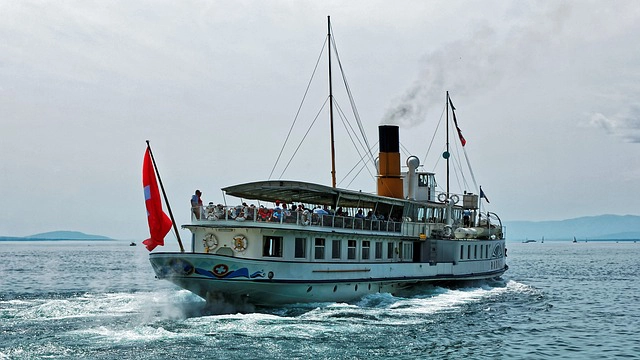 Un bateau qui navigue sur le lac Léman près de Lausanne.